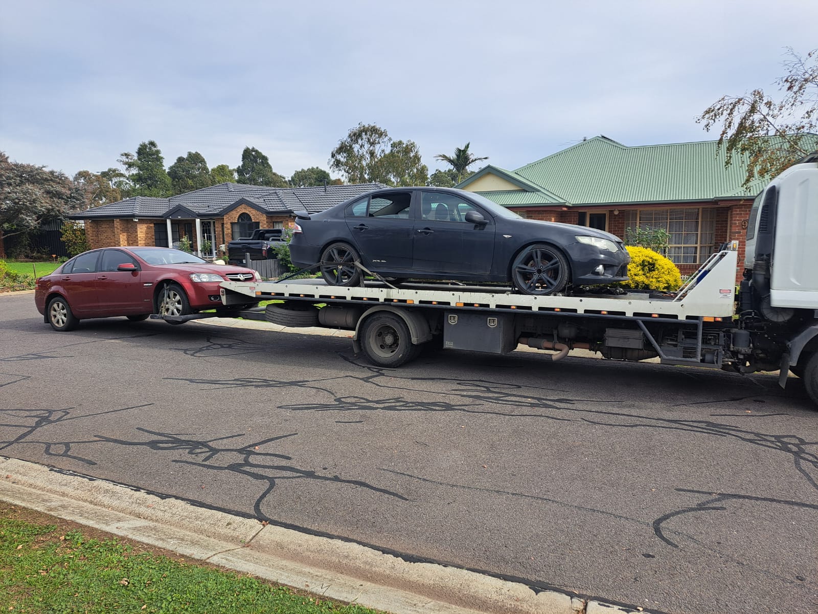 Cash for cars Melbourne pickup with car removal tow truck